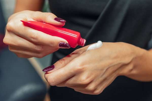 Soin des lèvres et crèmes pour les mains : deux produits pour une beauté minimaliste